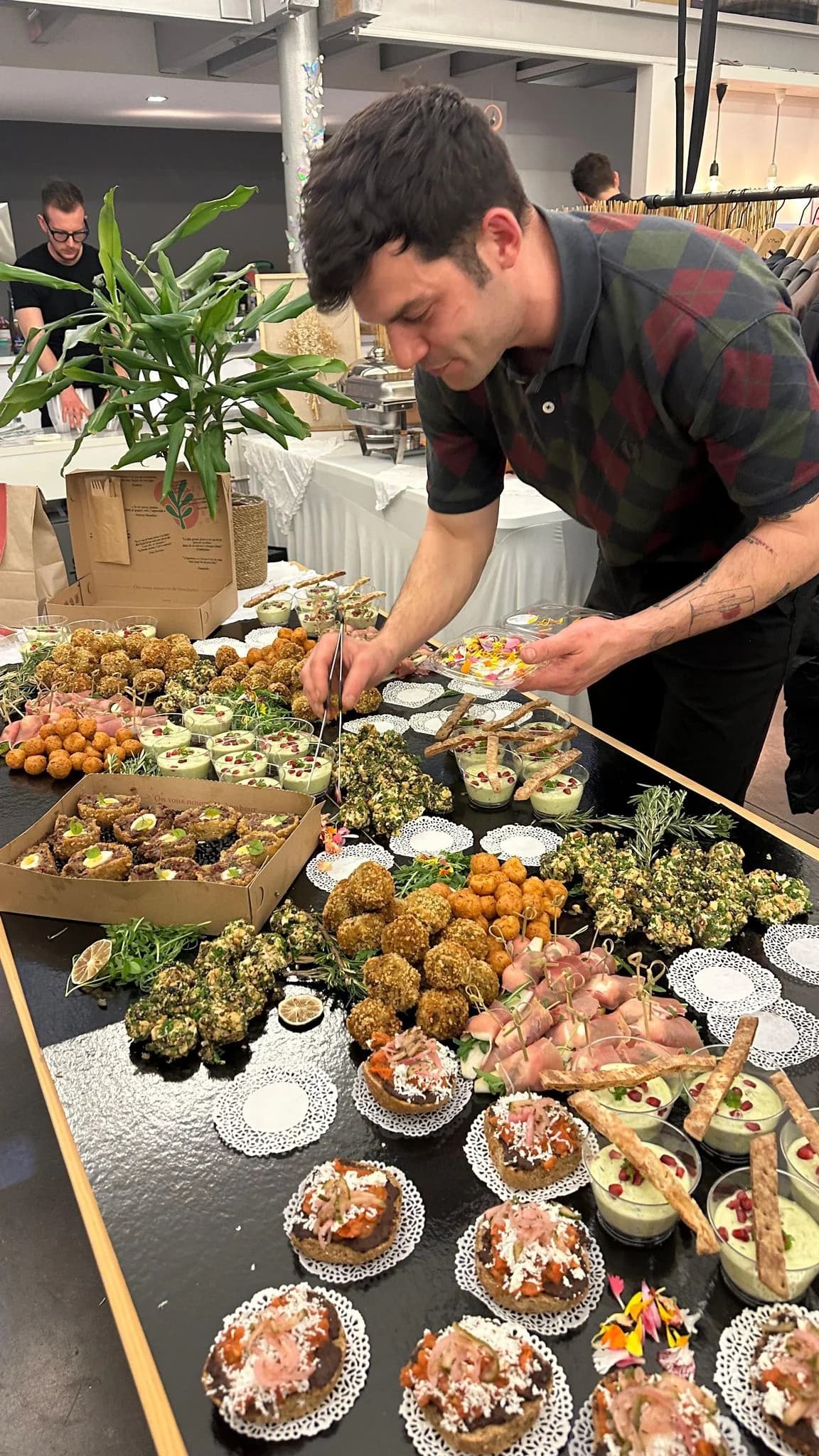 Savvas prépare un buffet