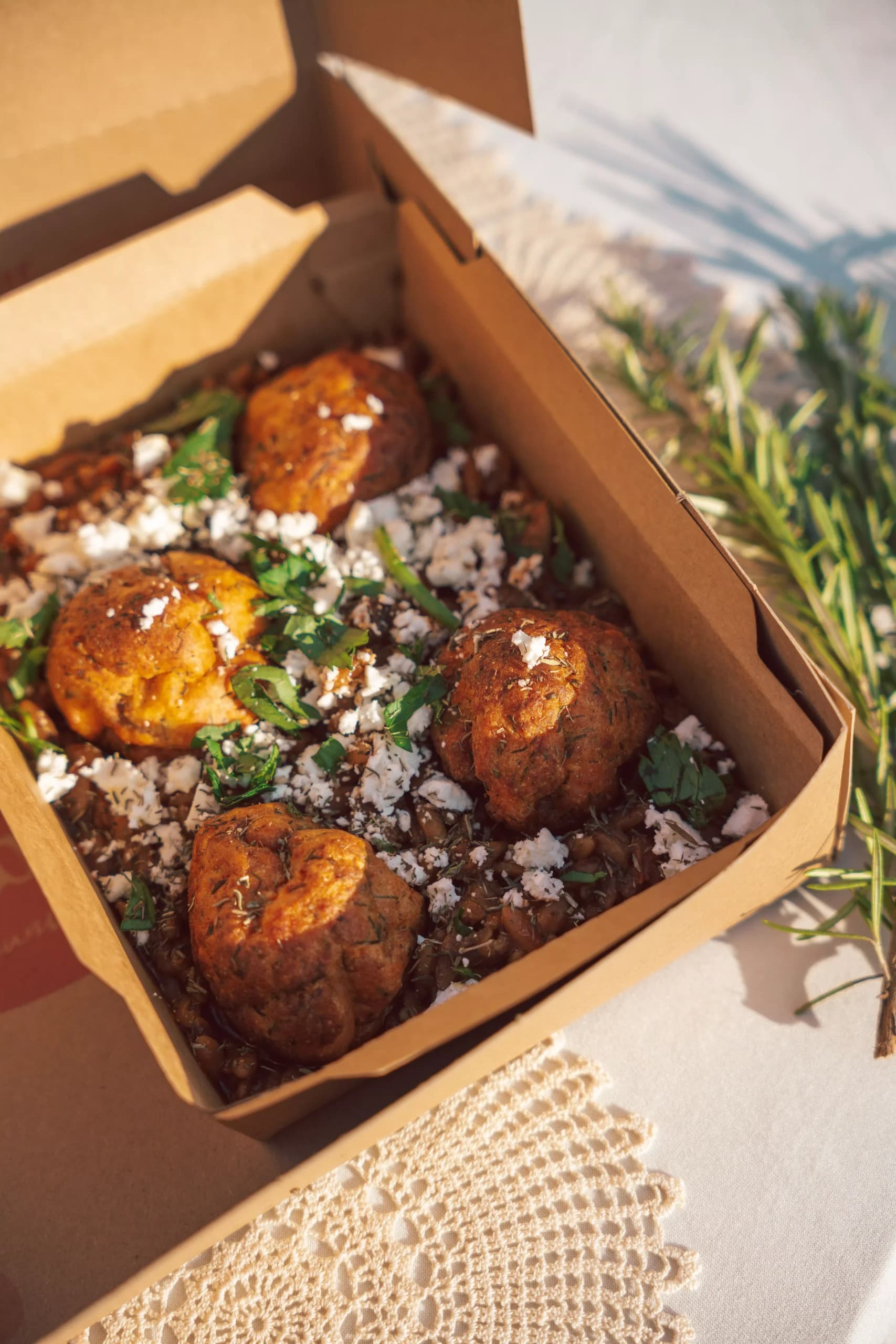 Chef Savvas devant le food truck Babeta