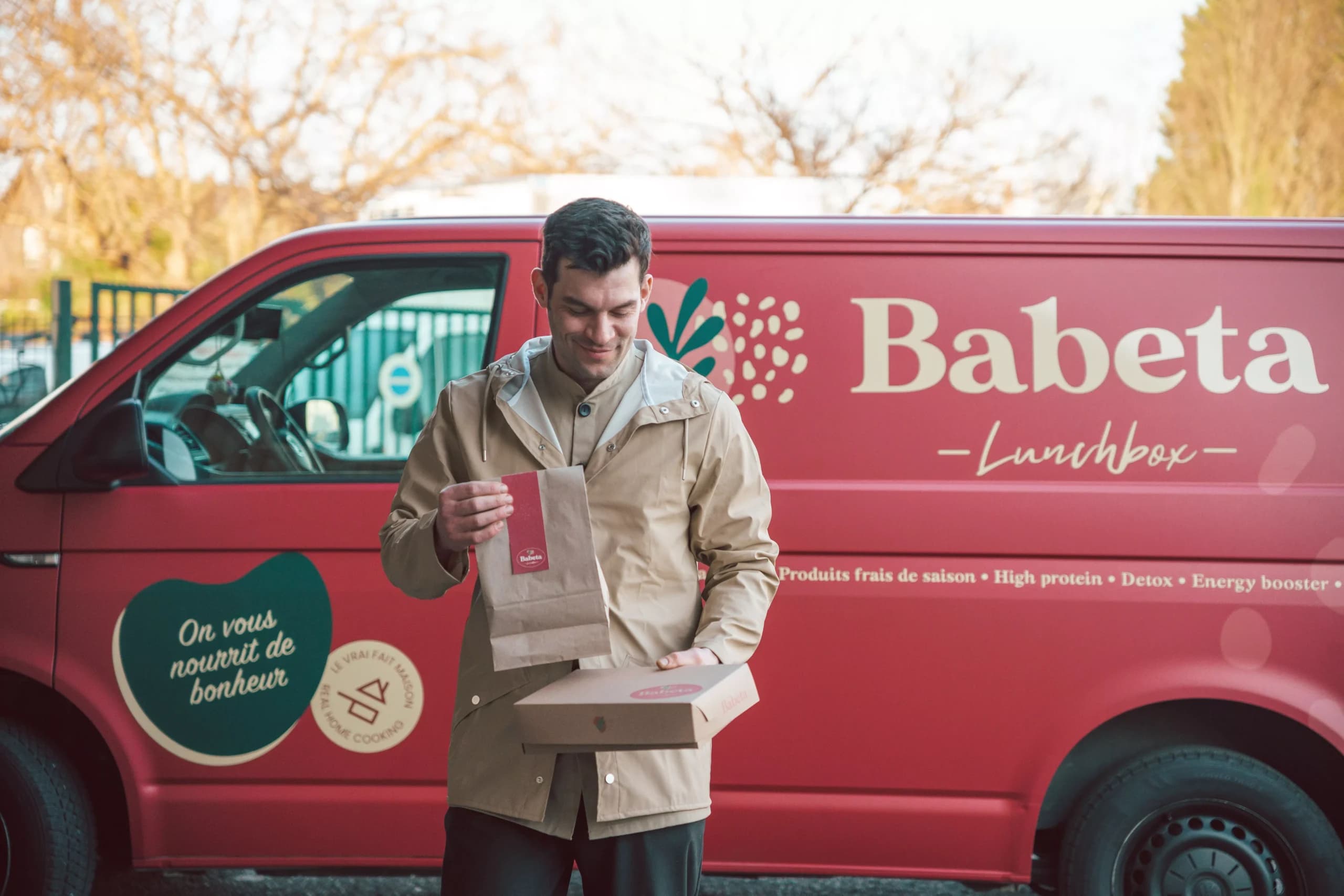 Savvas devant son camion Babeta